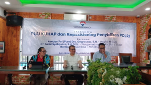 Pakar Hukum sekaligus mantan Wakapolri Oegroseno (tengah) dalam diskusi publik di Jakarta, Jumat, 30/5/2025 | Syahrul Baihaqi/Forum Keadilan