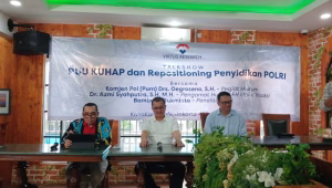 Pengamat kepolisian dari Institute for Security and Strategic Studies (ISESS) Bambang Rukminto (kanan) dalam diskusi publik di Jakarta, 30/5/2025 | Syahrul Baihaqi/Forum Keadilan
