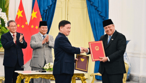 Presiden Republik Indonesia Prabowo Subianto dan Premier Republik Rakyat Tiongkok (RRT) Li Qiang menyaksikan penandatanganan 12 nota kesepahaman (MoU) strategis dalam kunjungan resmi yang berlangsung di Istana Merdeka, Jakarta, pada Minggu, 25 Mei 2025. | Dok: BPMI Setpres