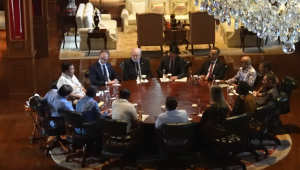 Presiden RI Prabowo Subianto menerima utusan khusus Perdana Menteri (PM) Inggris Urusan Pendidikan, Steve Smith dan Duta Besar Inggris untuk Indonesia Dominic Jermey di kediamannya di Hambalang, Bogor, Provinsi Jawa Barat, Jumat, 30/5/2025. | YouTube Sekretariat Presiden