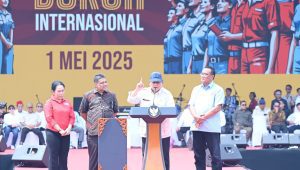 Presiden RI Prabowo Subianto menyampaikan pidato di peringatan Hari Buruh atau May Day, pada Kamis, 1/5/2025, di Monas, Jakarta. | Dok BPMI Setpres/Kris