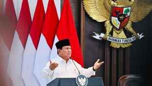 Presiden Prabowo memberikan pengantar Sidang Kabinet Paripurna di Ruang Sidang Kabinet, Istana Kepresidenan, Jakarta, pada Senin, 5/4/2025.| Dok BPMI Setpres/Laily Rachev