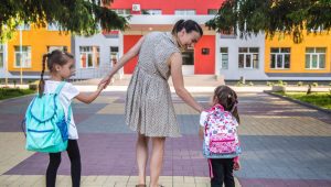 Ilustrasi Orang Tua dan anak pergi ke Sekolah | Ist