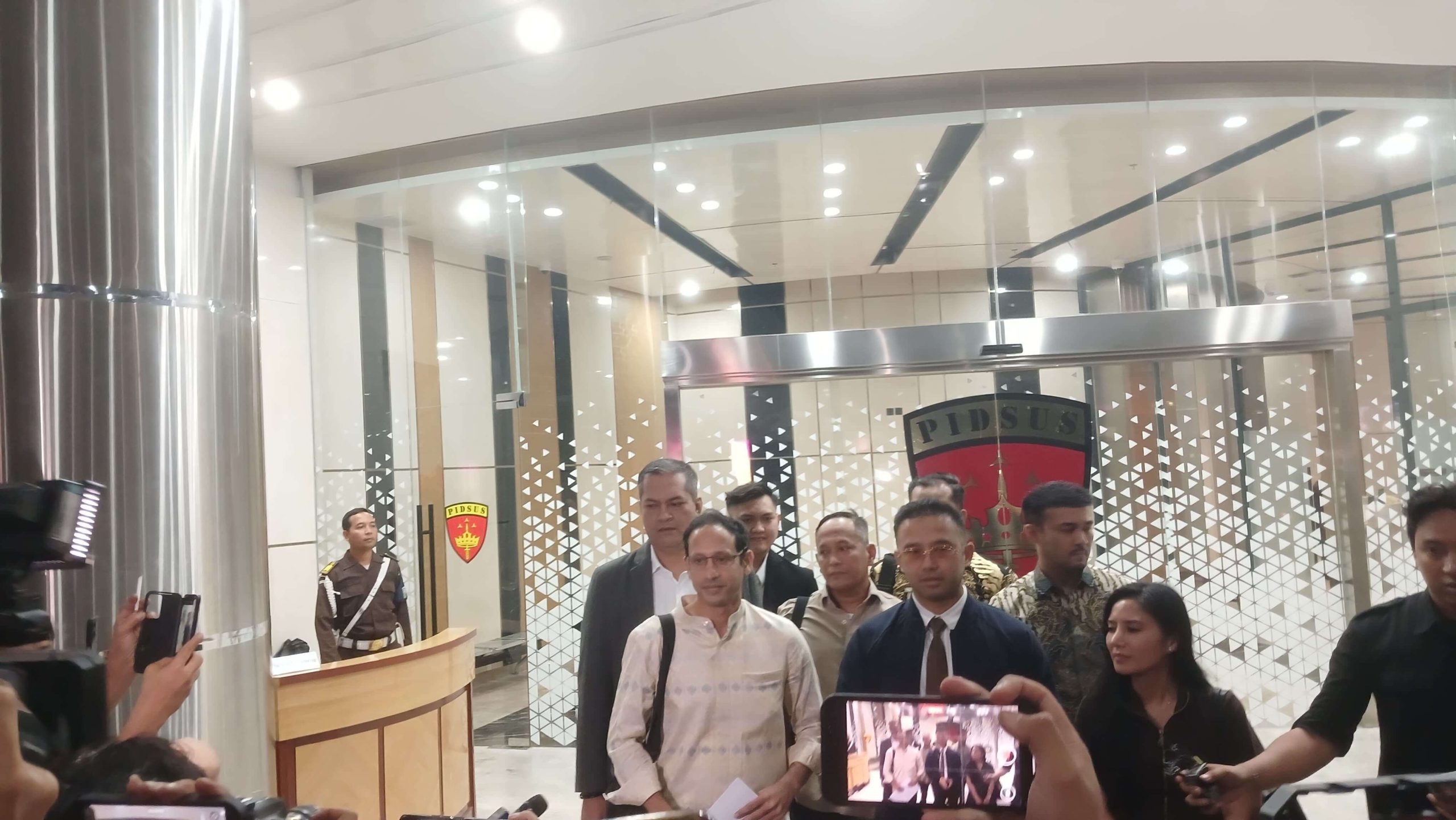 Diperiksa 12 Jam, Nadiem Makarim Tegaskan Komitmen pada Proses Hukum Kasus Chromebook