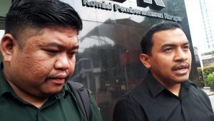 Kuasa hukum M. Fithrat Irfan, Aziz Yanwar (kanan) di Gedung KPK, Jakarta, Selasa, 3/6/2025 | Muhammad Reza/Forum Keadilan