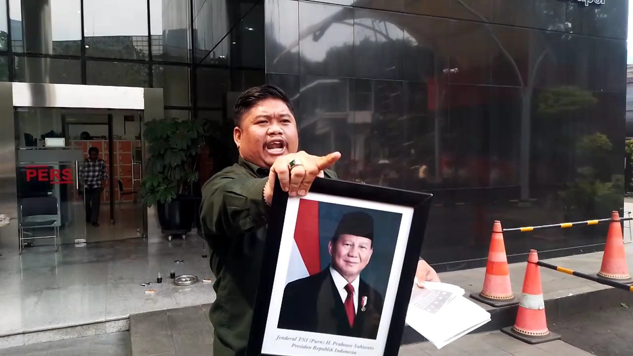 Bawa Foto Prabowo ke KPK, Irfan Tagih Komitmen Pemberantasan Korupsi dalam Kasus Suap DPD