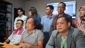 Yoni Dores (kiri) bersama kuasa hukumnya, Deolipa Yumara (tengah) dalam konferensi pers di Polda Metro Jaya, Selasa, 3/6/2025 | Ist