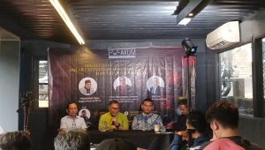 Anggota Komisi 3 DPR, Hasbiallah Ilyas (kiri), Guru Besar HI UI, Hikmahanto Juwana (tengah) dan Ekonom, Bennix (kanan) di diskusi publik Iwakum di Jakarta, Sabtu, 7/6/2025 | Syahrul Baihaqi/Forum Keadilan