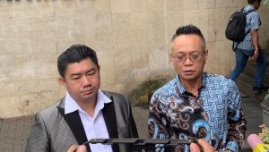 Sekretaris Jenderal (Sekjen) Peradi Bersatu Ade Darmawan (kanan), saat memberikan keterangan kepada media, di Polda Metro Jaya, Selasa 10/6/2025 | Ari Kurniansyah/Forum Keadilan