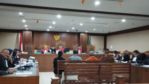 Sekuriti PN Surabaya Sepiyoni Nurhalida (kanan) di Pengadilan Tipikor Jakarta Pusat, Jumat, 20/6/2025 | Syahrul Baihaqi/Forum Keadilan
