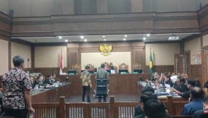 Dosen Ilmu Politik Universitas Indonesia (UI) Cecep Hidayat saat dihadirkan sebagai saksi meringankan di Sidang kasus Sekjen PDI Perjuangan Hasto Kristiyanto di Pengadilan Tipikor Jakarta Pusat, Jumat, 20/6/2025 | Syahrul Baihaqi/Forum Keadilan