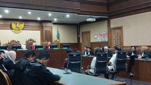 Zarof Ricar (kanan), Meirizka Widjaja (tengah) dan Lisa Rachmat (kiri) dalam sidang pembacaan vonis di Pengadilan Tipikor Jakarta Pusat, Rabu, 18/6/2025. | Syahrul Baihaqi/ Forum Keadilan
