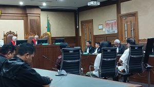 Zarof Ricar (kanan), Meirizka Widjaja (tengah) dan Lisa Rachmat (kiri) dalam sidang pembacaan vonis di Pengadilan Tipikor Jakarta Pusat, Rabu, 18/6/2025. | Syahrul Baihaqi/ Forum Keadilan