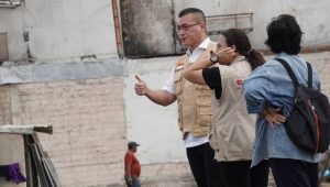 Kepala Badan Penanggulangan Bencana (Baguna) DPD PDI Perjuangan DKI Jakarta Hardiyanto Kenneth (Kent) saat mengunjungi lokasi kebakaran di Kapuk Muara, RT 17 RW 004, Kecamatan Penjaringan, Jakarta Utara pada Rabu, 11/6/2025 | Ist