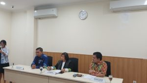 Wakil Ketua Internal Komnas HAM Prabianto Mukti Wibowo (kiri) dalam konferensi pers di Gedung Komnas HAM, Jakarta, Jumat, 13/6/2025 | Syahrul Baihaqi/Forum Keadilan