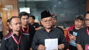 Politisi PDIP, Guntur Romli, membacakan surat dari Hasto di Pengadilan Tipikor Jakarta Pusat, Kamis, 19/6/2025. | Syahrul Baihaqi/ Forum Keadilan