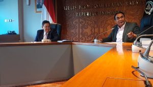 Ketua Komisi I DPR RI Utut Adianto (kiri) bersama dengan Wakil Ketua MPR Bambang Pacul (kanan), saat ditemui di Komplek Parlemen, Senayan, Jakarta, Senin, 16/6/2025 | Novia Suhari/Forum Keadilan