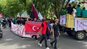 Bendera bulan bintang dikibarkan oleh massa dari Gerakan Aceh Melawan (GAM) pada saat melakukan aksi di Kantor Gubernur Aceh | Ist