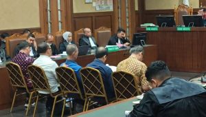 Tony Wijaya NG (kanan) dan sejumlah terdakwa pengusaha gula swasta saat membacakan surat dakwaan di Pengadilan Tipikor Jakarta Pusat, Kamis, 19/6/2025. | Syahrul Baihaqi/ Forum Keadilan