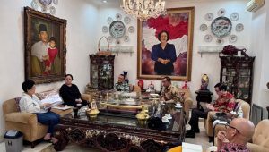 Presiden ke-5 RI sekaligus Ketua Umum (Ketum) PDIP Megawati Soekarnoputri bersama Ketua DPR RI Puan Maharani di kediamannya bersama dengan Menteri Sekretaris Negara (Mensesneg) Prasetyo Hadi dan Ketua Harian DPP Gerindra, Sufmi Dasco Ahmad | Instagram @sufmi_dasco