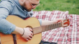 Ilustrasi bermain Gitar | Ist