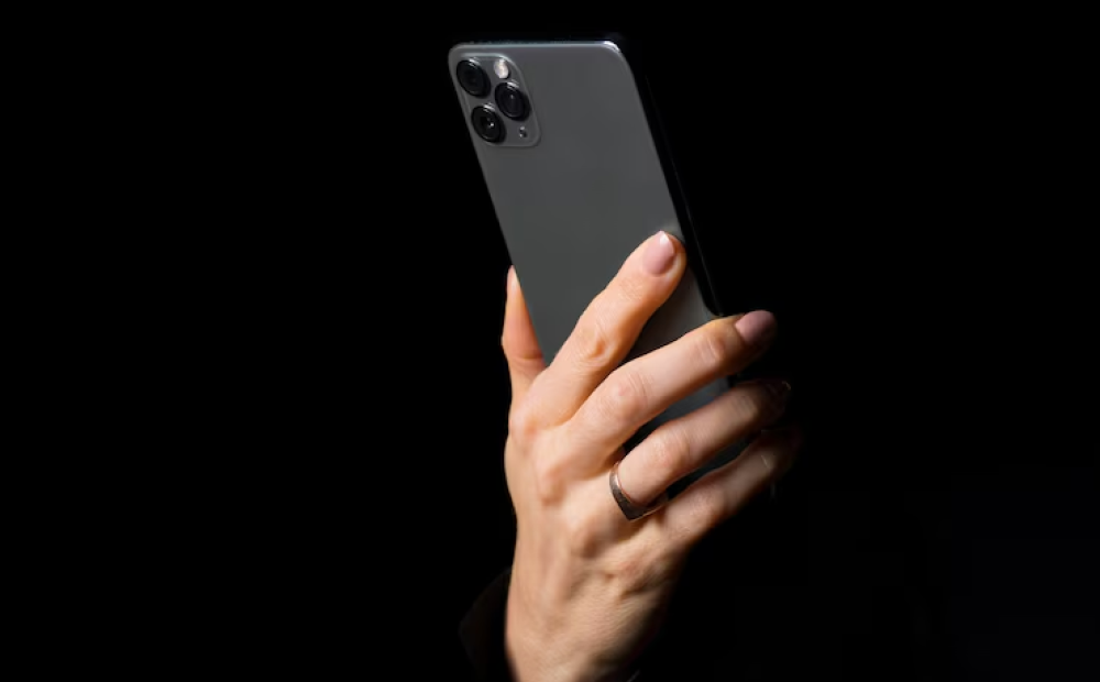 Review Smartphone dengan Kamera Terbaik 2025: Pertempuran Pixel dan Sensor