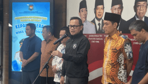 Wakil Menteri Dalam Negeriz Bima Arya (Tengah) di Kantor Kemendagri RI, Jakarta, Sabtu, 21/6/2025 | Novia Suhari/Forum Keadilan