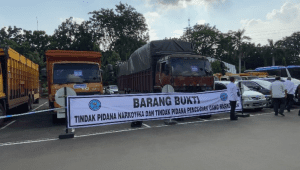 Barang Bukti Truk Fuso dalam kasus Tindak Pidana TPPU dan Narkotika, di kawasan Kantor Bea Cukai, Jakarta Timur, Senin 23/6/2025 | Ari Kurniansyah/Forum Keadilan