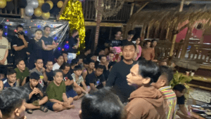 Kasat Reskrim Polres Bogor AKBP Teguh Kumara, saat melakukan penggerebekan TKP diduga pesta Gay di vila, Megamendung, Puncak Bogor, Senin, 23/6/2025 | Ist