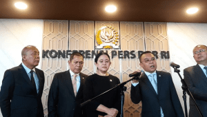 Ketua DPR RI Puan Maharani (tengah) dan Wakil Ketua DPR RI Sufmi Dasco (kanan), bersama dengan Wakil Ketua DPR RI lainnya, di Gedung Parlemen, Senayan, Jakarta, Selasa, 24/6/2025 | Novia Suhari/Forum Keadilan