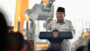 Presiden RI Prabowo Subianto saat memberikan pidato groundbreaking ekosistem industri baterai kendaraan listrik terintegrasi konsorsium ANTAM-IBC-CBL di Artha Industrial Hills (AIH), Kabupaten Karawang, Provinsi Jawa Barat, pada Minggu, 29/6/2025. | BPMI Setpres/Cahyo
