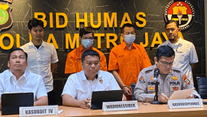 Suasana konferensi pers pengungkapan sindikat kejahatan siber yang melibatkan tiga Warga Negara Asing (WNA) asal Malaysia dalam kasus penyebaran SMS phising bermuatan link palsu yang mencatut nama bank swasta, di Polda Metro Jaya, Jakarta, Selasa, 24/6/2025 | Ari Kurniansyah/Forum Keadilan