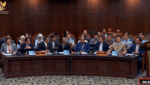Sejumlah Menteri dan Pimpinan DPR hadir untuk memberikan keterangan di Sidang uji formil UU TNI di Gedung Mahkamah Konstitusi, Senin, 23/6/2025 | YouTube Mahkamah Konstitusi
