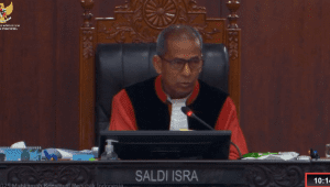 Wakil Ketua MK Saldi Isra dalam sidang uji formil UU Nomor 3 Tahun 2025 tentang TNI di Ruang Sidang MK, Senin, 23/6/2025 | YouTube Mahkamah Konstitusi