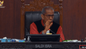 Wakil Ketua MK Saldi Isra dalam sidang uji formil UU Nomor 3 Tahun 2025 tentang TNI di Ruang Sidang MK, Senin, 23/6/2025 | YouTube Mahkamah Konstitusi