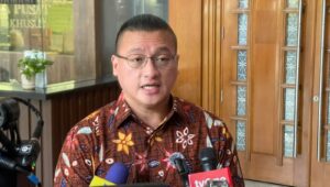 Politikus PDI Perjuangan sekaligus anggota DPRD DKI Jakarta, Hardiyanto Kenneth usai sidang pembacaan tuntutan Sekjen PDIP Hasto Kristiyanto di Pengadilan Tipikor Jakarta Pusat, Kamis, 3/7/2025.
