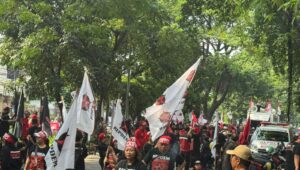 Perjuangan memadati area sekitar Pengadilan Tipikor Jakarta Pusat, Rabu, 10/7/2025. | Syahrul Baihaqi/Forum Keadilan