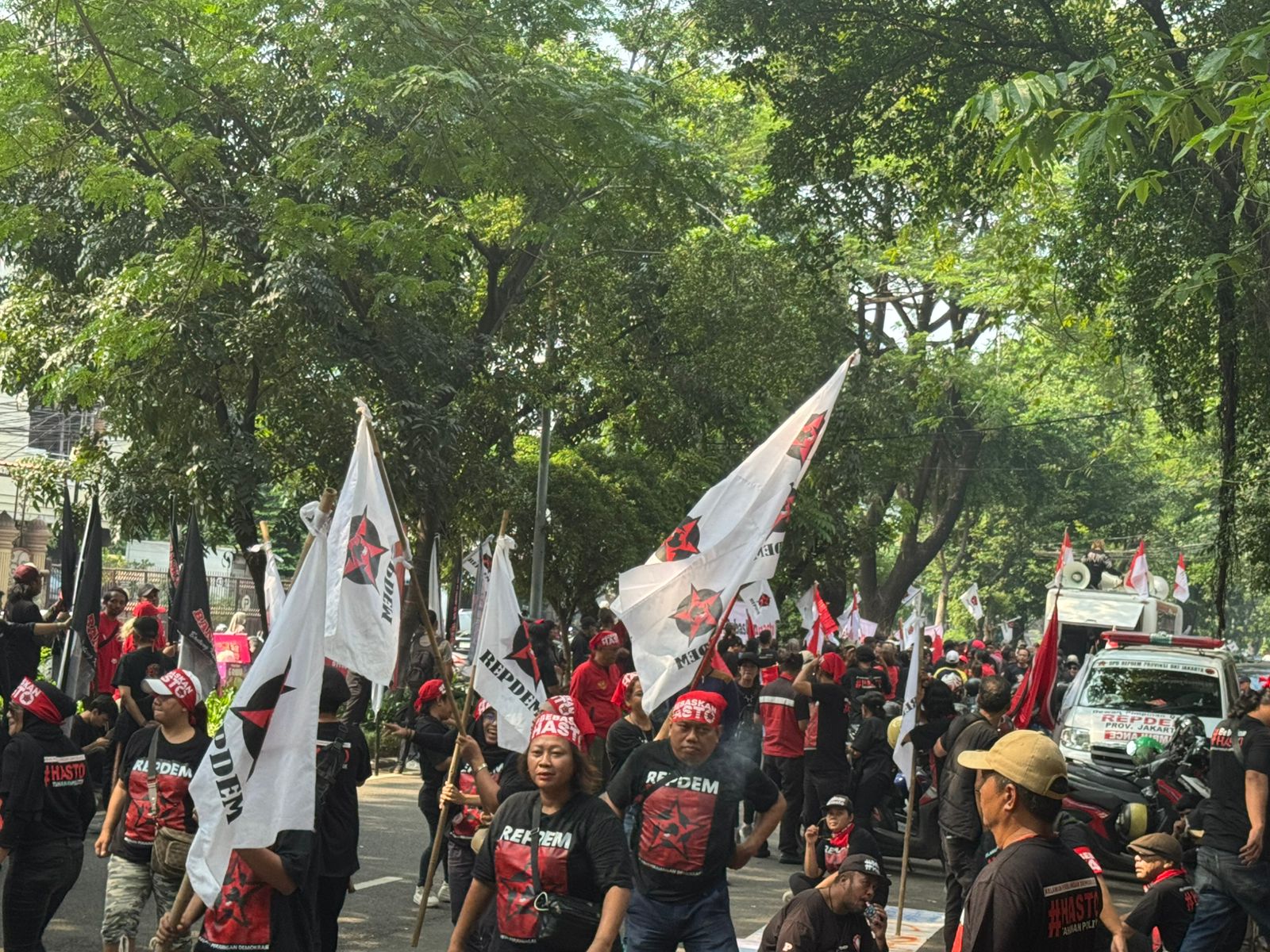 Pendukung Hasto Padati Pengadilan Tipikor, Sebut Hasto Tahanan Politik