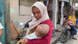 Anak dari Adawiyah (31) yang bernama Raffa akhirnya kembali ke pelukannya setelah melakukan negosiasi dengan pihak keluarga Elvi Simbolon selaku pembeli anak tersebut, di wilayah Sukapura, Cilincing, Jakarta Utara, Kamis, 3/7/2025 | Ari Kurniansyah/Forum Keadilan