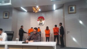 Komisi Pemberantasan Korupsi (KPK) kembali menahan empat tersangka terkait dugaan korupsi dalam pengurusan rencana penggunaan Tenaga Kerja Asing (TKA) di Kementerian Ketenagakerjaan (Kemenaker) di gedung KPK, Jakarta, Kamis, 24/7/2025. | Muhammad Reza/ Forum Keadilan
