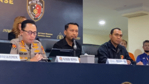 Dokter forensik dari Rumah Sakit Cipto Mangunkusumo, dr. G Yoga Tohijiwa (tengah) saat memberikan keterangan kepada media di Polda Metro Jaya, Selasa, 29/7/2025 | Ari Kurniansyah/Forum Keadilan