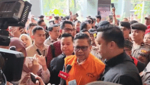 Kuasa Hukum Sekjen PDI Perjuangan Hasto Kristiyanto, Ronny Talapessy (kanan), di Pengadilan Tindak Pidana Korupsi (Tipikor) Jakarta Pusat, Kamis, 3/7/2025 | Syahrul Baihaqi/Forum Keadilan