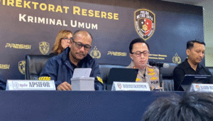 Direktur Reserse Kriminal Umum (Dirreskrimum) Polda Metro Jaya Kombes Pol Wira Satya Triputra (kiri) dan Kabid Humas Polda Metro Jaya Kombes Pol Ade Ary Syam Indradi (kanan) saat memberikan keterangan kepada media di Polda Metro Jaya, Selasa, 29/7/2025 | Ari Kurniansyah/ Forum Keadilan