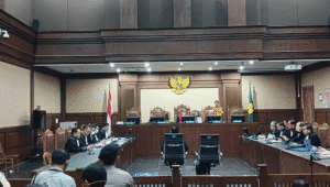 Sekjen PDI Perjuangan Hasto Kristiyanto saat mendengarkan replik atau jawaban terhadap pleidoi di Pengadilan Tipikor Jakarta Pusat, Senin, 14/7/2025 | Syahrul Baihaqi/Forum Keadilan