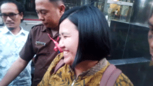 Mantan Stafsus Nadiem Makarim, Fiona Handayani di Gedung KPK, Jakarta, Rabu, 30/7/2025 | Muhammad Reza/Forum Keadilan