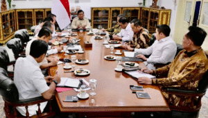 Presiden Prabowo Subianto menggelar rapat terbatas dengan Kapolri Jenderal Listyo Sigit Prabowo, Jaksa Agung Sanitiar Burhanuddin, Kepala Pusat Pelaporan dan Analisis Transaksi Keuangan (PPATK) Ivan Yustiavandana, Gubernur Bank Indonesia Perry Warjiyo, Kepala Badan Pengendalian Pembangunan dan Investigasi Khusus (Bapissus) Aris Marsudiyanto, hingga Menteri Pertanian (Mentan) Amran Sulaiman di Istana Negara, Jakarta Pusat, Rabu, 30/7/2025 malam | Instagram @sekretariat.kabinet