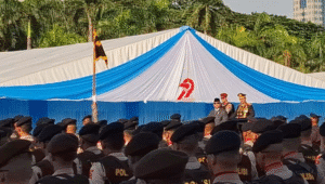 Presiden RI Prabowo Subianto dan Kapolri Jendral Listyo Sigit Prabowo saat memasuki lapangan upacara peringatan HUT Bhayangkara ke-79, di Monas, Jakarta Pusat, Selasa, 1/7/2025 | Ari Kurniansyah/Forum Keadilan