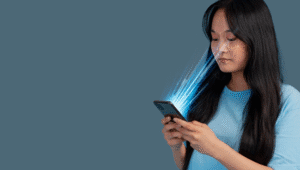 Ilustrasi Sedang Bermain Handphone | Ist