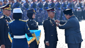 Presiden RI Prabowo Subianto menganugerahkan Tanda Kehormatan kepada jajaran Kepolisian Negara Republik Indonesia dalam Upacara Peringatan ke-79 Hari Bhayangkara yang digelar di Monumen Nasional (Monas), Jakarta, pada Selasa, 1/7/2025. | Dok BPMI Setpres/Muchlis Jr