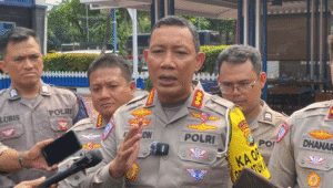 Direktur Lalu Lintas Polda Metro Jaya Kombes Pol Komarudin, saat memberikan keterangan kepada media, di Polda Metro Jaya, Jumat, 18/7/2025 | Ari Kurniansyah/Forum Keadilan